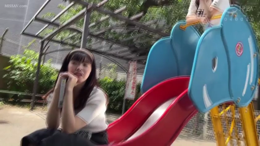 坐姿 · 中景 · 户外 · 平淡 · 休闲服 · 公园 · 发呆 · 滑梯