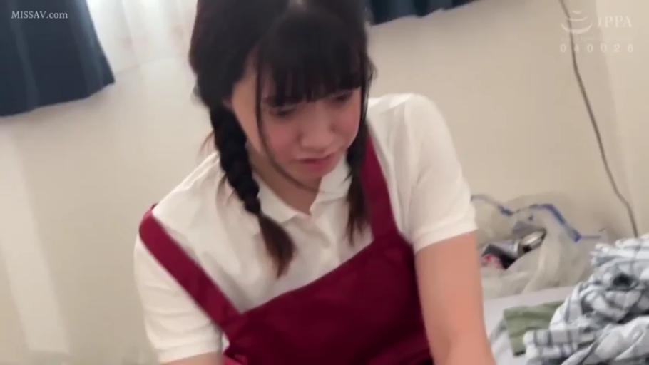 室内 · 坐姿 · 脸部特写 · 红色围裙