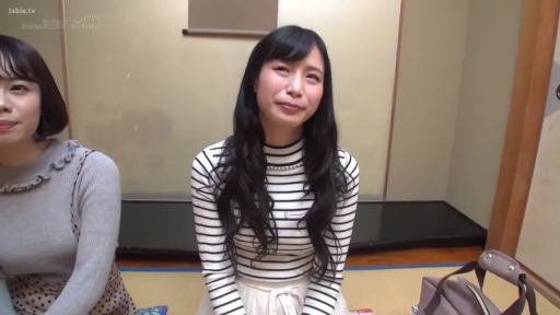 跪坐 · 和室 · 中景 · 微笑 · 手提包 · 聊天 · 条纹衫 · 素人