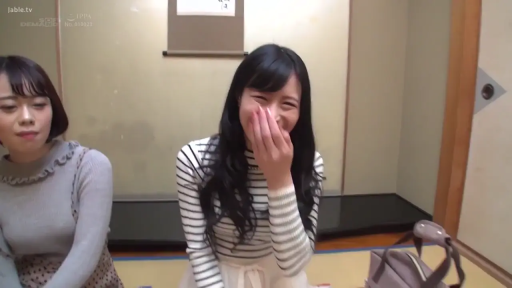 跪坐 · 和室 · 闭眼 · 面部特写 · 手提包 · 访谈 · 多人 · 长裙