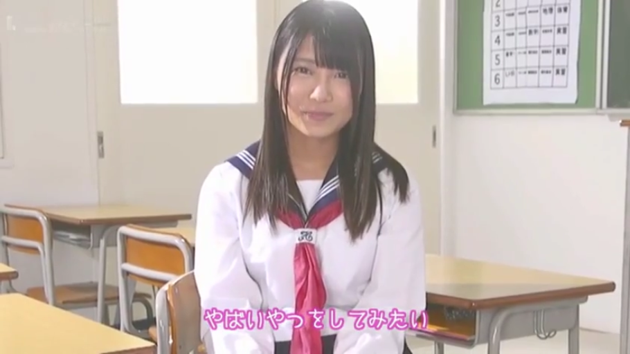 面部 · 教室 · 微笑 · 正坐 · 水手服 · 访谈 · 课桌椅 · 黑发