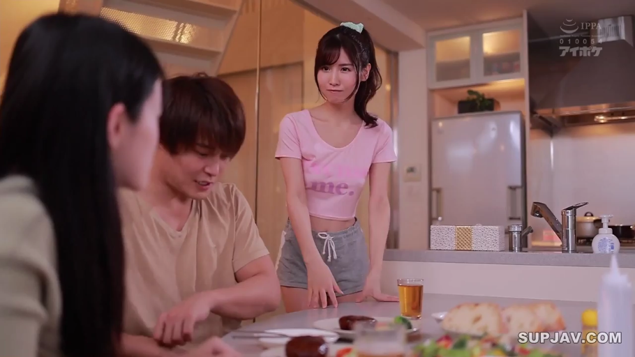 交谈 · 中景 · 站姿 · 劇情 · 厨房 · 居家服 · 撇嘴 · 餐桌食物