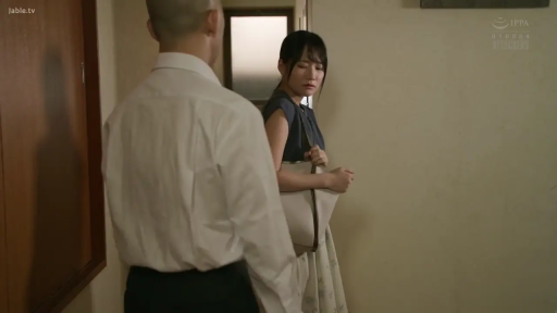 全身 · 站姿 · 长裙 · 手提包 · 凝视 · 忧虑 · 室内走廊 · 多人场景