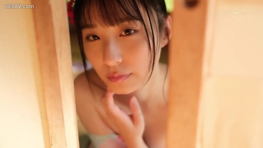 室内 · 脸部特写 · 露肩