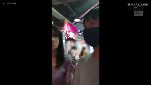 室内 · 坐姿 · 全景 · 微笑 · 谈话 · 储物柜 · 连衣裙 · 剧情向