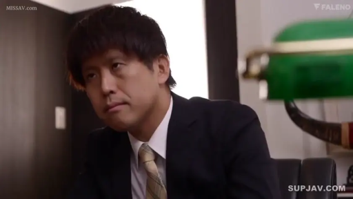 坐姿 · 嚴肅 · 面部 · 办公室 · 檯燈 · 注視 · 西裝 · 男性