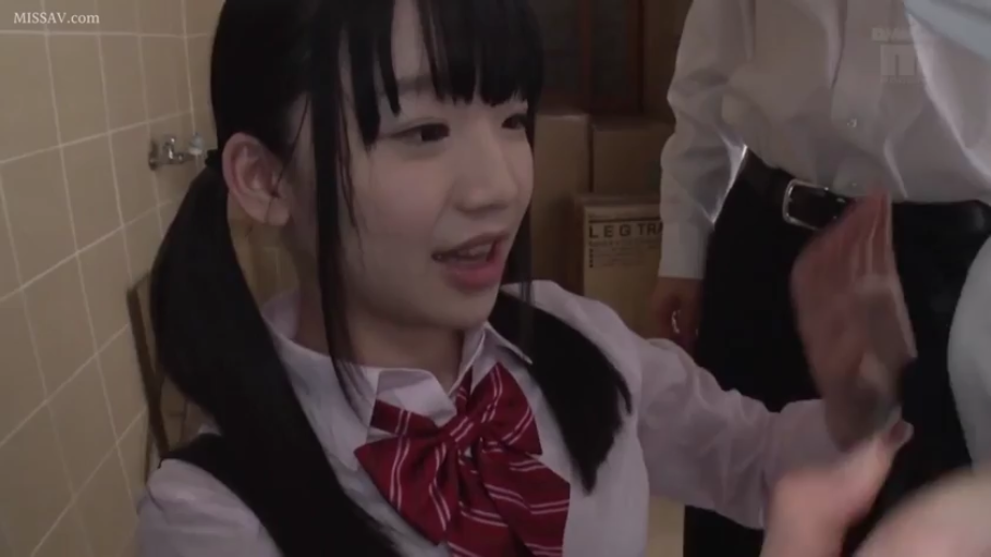 室内 · 脸部特写 · 站立 · 微笑 · 对话 · 制服 · 纸箱 · 双马尾