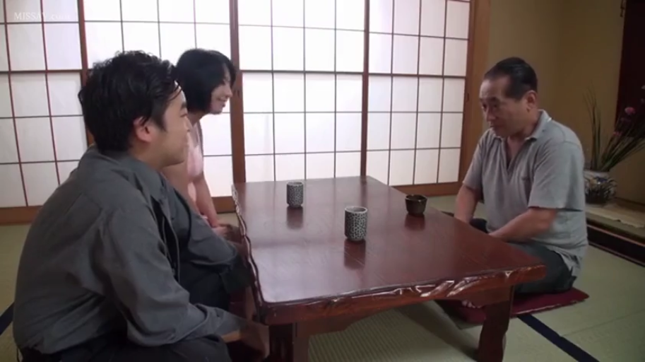 坐姿 · 交谈 · 和室 · 全景 · 自然 · 三人 · Polo衫 · 矮桌