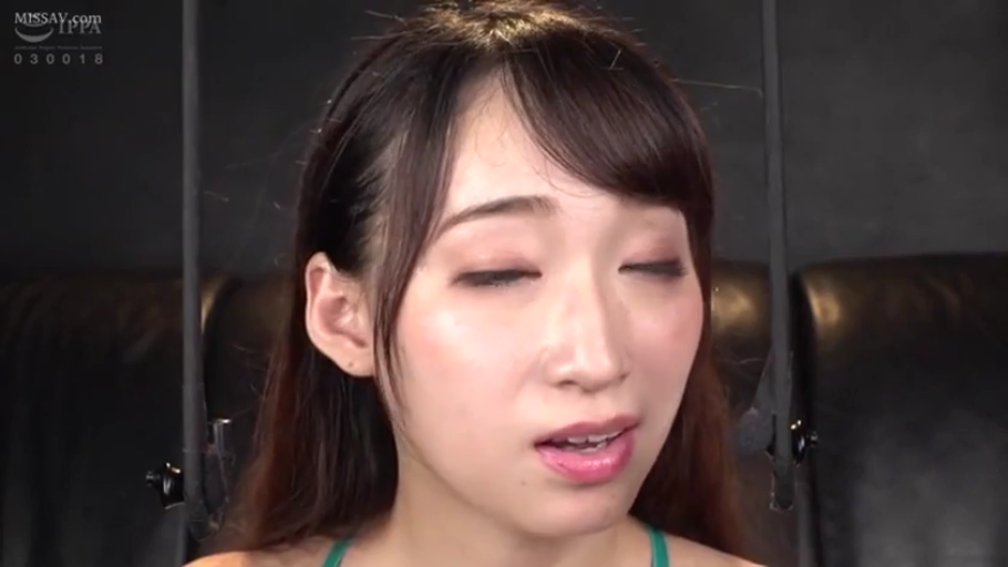 室内 · 脸部特写 · 正面 · 吊带