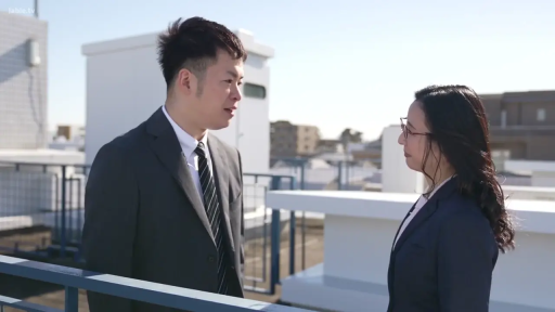 眼镜 · 站立 · 中景 · 对话 · 剧情 · 认真 · 西装 · 天台