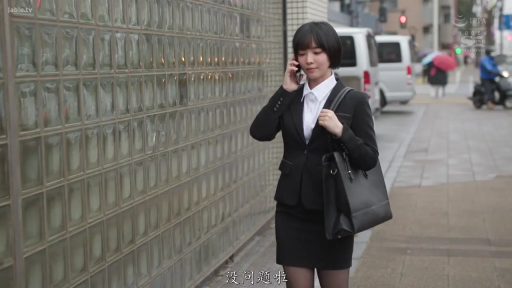 面部 · 站立 · 西装外套 · 微笑 · 手机 · 短发 · 打电话 · 户外街头