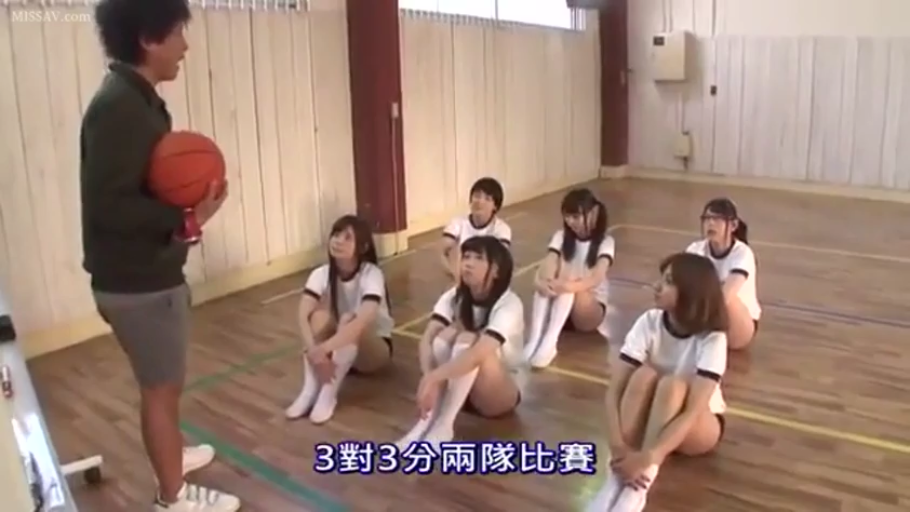 座り姿勢 · 集中 · 遠景 · 多人 · 体操服 · バスケットボール · 体育馆 · 教学