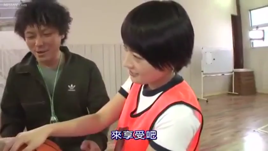 坐姿 · 运动背心 · 中景 · 微笑 · 互动 · 短发 · 篮球 · 体育馆