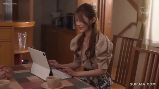 室内 · 坐姿 · 中景 · 微笑 · 长发 · 咖啡杯 · 使用平板 · 泡泡袖上衣