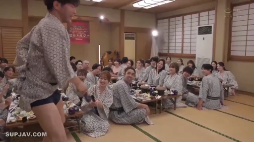 全身 · 站立 · 和室 · 笑容 · 浴衣 · 掀起衣服