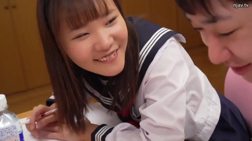 教室 · 脸部特写 · 微笑 · 注视 · 水手服 · 学生 · 趴在桌上 · 笔