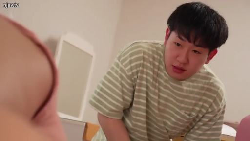 胸部特写 · 室内卧室 · 条纹T恤