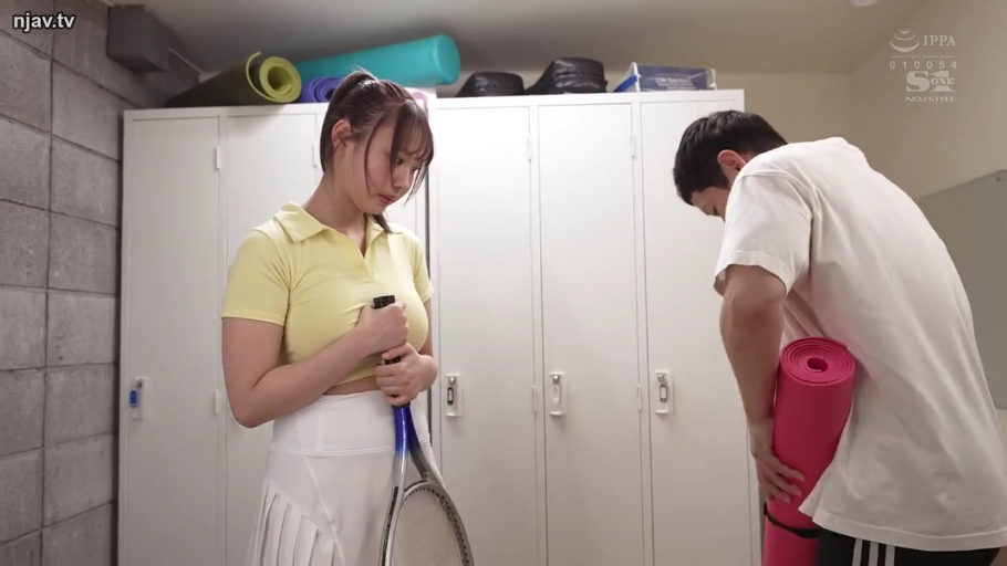 站立 · 中景 · 自然 · 更衣室 · 日本AV · 網球拍 · 整理器材 · 运动网球服