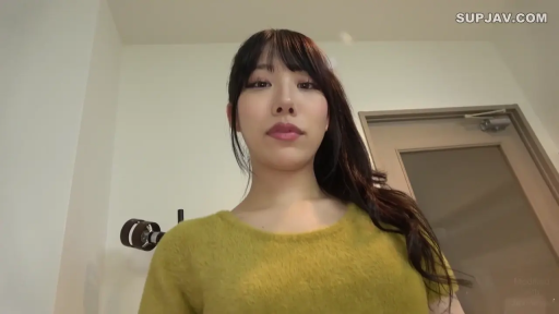 室内 · 站姿 · 面部特写 · 支架 · 淡然表情 · 黄色毛衣 · 凝视行为 · 低角度俯拍