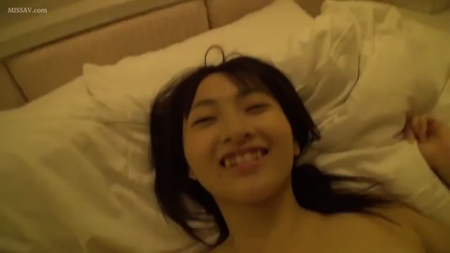 顔 · 寝室 · 微笑 · 枕头 · 仰臥 · 裸体 · 对视 · 亚裔