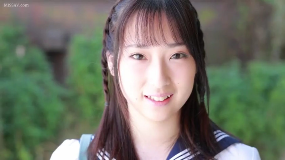 站姿 · 微笑 · 面部特写 · 凝视 · 清纯 · 户外 · 水手服