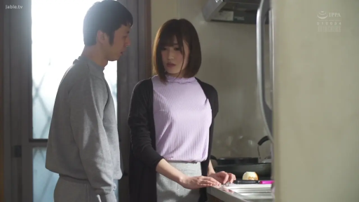 严肃 · 站立 · 交流 · 厨房 · 紫色上衣 · 厨具 · 生活剧情