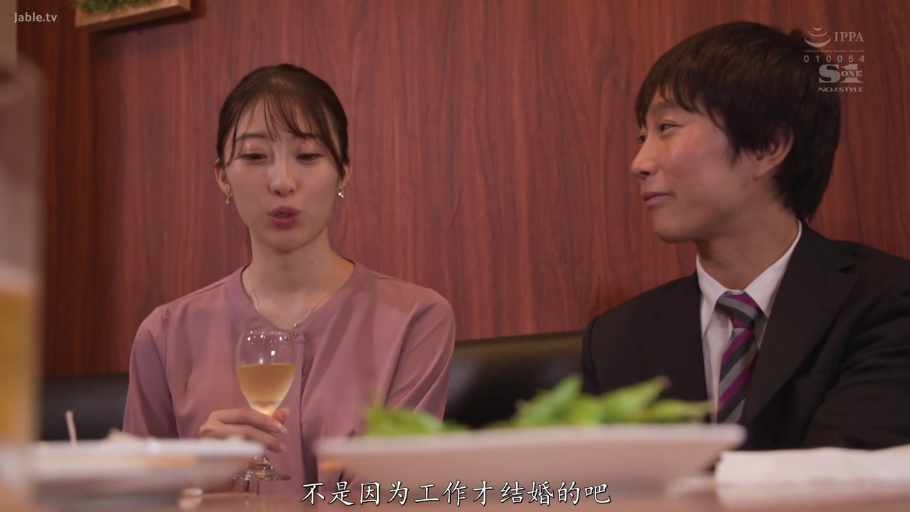 坐姿 · 饮酒 · 自然 · 半身 · 酒杯 · 剧情 · 西装 · 餐厅