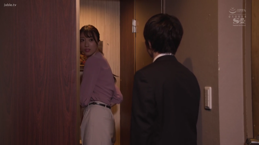 交谈 · 站立 · 长裤 · 门 · 背影 · 室内门口 · 日常剧情