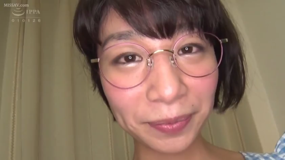 室内 · 脸部特写 · 蓝白格纹上衣