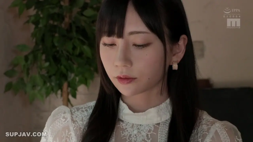 室内 · 平静 · 耳环 · 特写 · 静止 · 正面 · 白色蕾丝衣物