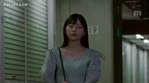 站立 · 中景 · 室內走廊 · 露肩针织上衣