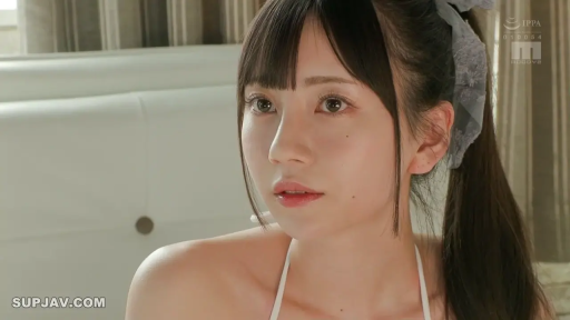 室内 · 坐姿 · 忧郁 · 脸部特写 · 发带 · 斜视 · 单马尾 · 白色挂脖内衣