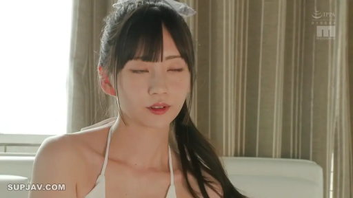 室内 · 坐姿 · 迷离 · 半身特写 · 对视 · 长发 · 发箍 · 白色挂脖上衣