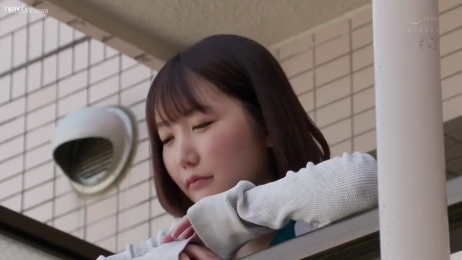 中景 · 自然 · 室外 · 栏杆 · 蓝色背心 · 亚洲女性 · 倚靠 · 远眺