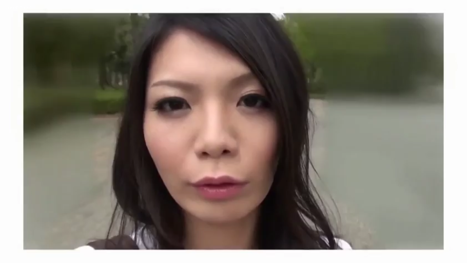 脸部特写 · 白色上衣 · 户外