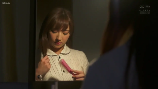 专注 · 卧室 · 站立 · 居家 · 镜面 · 睡衣 · 整理头发 · 直发器