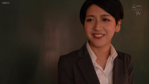 室内 · 站姿 · 微笑 · 半身 · 职业装 · 注视 · 短发