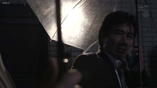 严肃 · 站立 · 中景 · 户外 · 西装 · 雨伞 · 打伞 · 雨夜