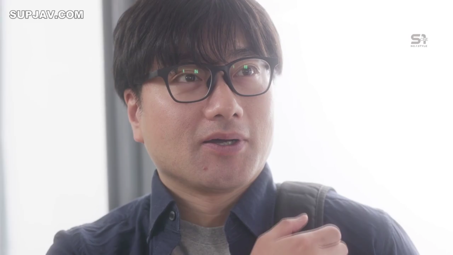 室内 · 眼镜 · 脸部特写 · 自然 · 衬衫 · 谈话 · 男性 · 正面