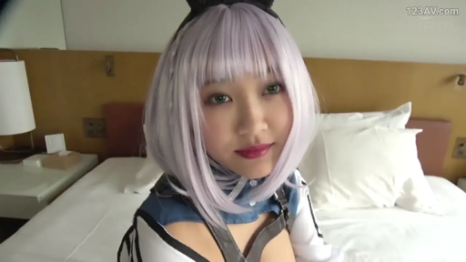 坐姿 · 卧室 · 微笑 · 面部特写 · 注视镜头 · 发饰 · 角色扮演服 · 动漫风格