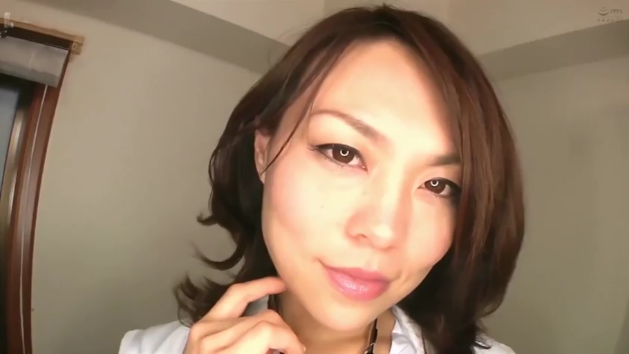 室内 · 脸部特写 · 微笑 · 白色衬衫 · 注视镜头 · 长发 · 歪头