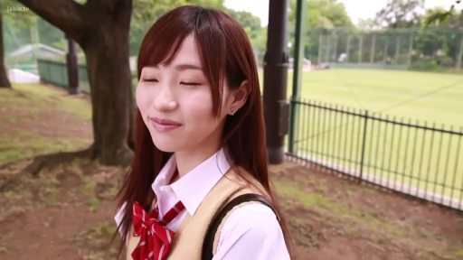 校服 · 甜美 · 站立 · 闭眼 · 面部特写 · 公园 · 自然光