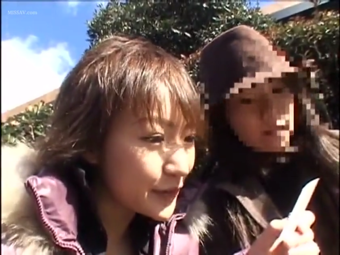 坐姿 · 严肃 · 病房 · 药瓶 · 病号服 · 持瓶交谈 · 医疗