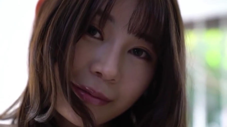 室内 · 脸部特写 · 注视镜头 · 含笑 · 歪头 · 不详 · 浅景深