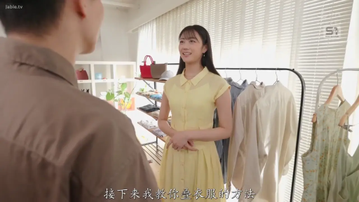 室内 · 交谈 · 站立 · 中景 · 微笑 · 衣架 · 黄色连衣裙