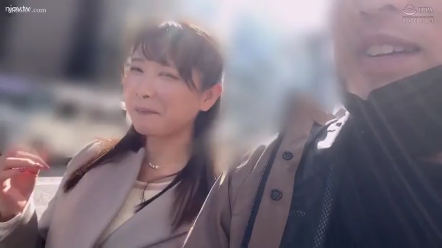 Conversation · Close-up of the face · Smile · Outdoor · 并排 · Overcoat · 街头采访