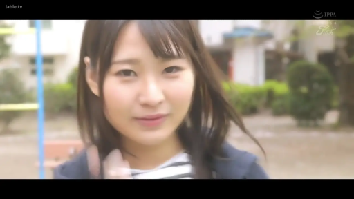 脸部 · 站立 · 微笑 · 注视 · 户外 · 学生装 · 少女