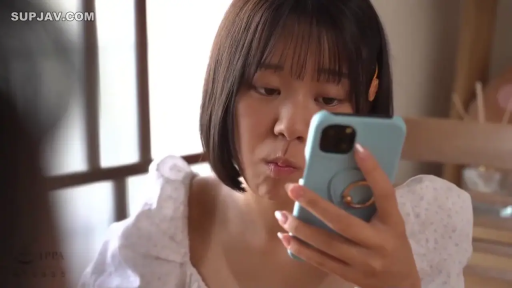 坐姿 · 专注 · 脸部特写 · 卧室 · 看手机 · 手机 · 短发 · 一字肩上衣