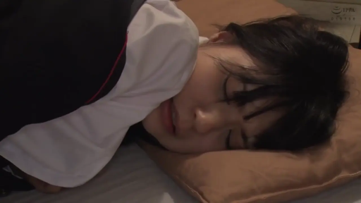 臉部特寫 · 平靜 · 枕頭 · 白色上衣 · 侧卧 · 卧室床铺 · 柔光氛圍 · 静止睡眠