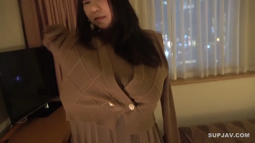 Standing Posture · 平静 · Hotel room · 上半身 · 长发 · 电视 · Brown knitted cardigan · 准备脱衣